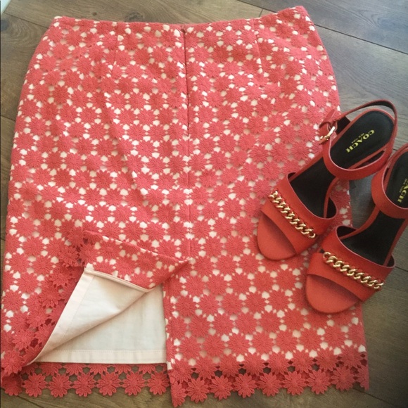 NWOT CROCHET FLORET PENCIL SKIRT CREAM LINING - Picture 2 of 8